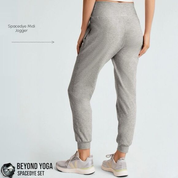 BEYOND YOGA SPACEDYE SET: FEATHERWEIGHT LONG SLEEVE T + MIDI JOGGERS SILVER MIST - Picture 7 of 14